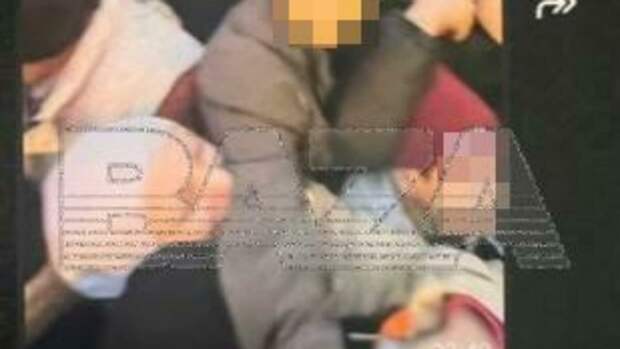 Девушка кусает школьника за плов / Фото: Baza