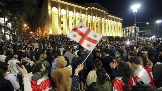 Митингующие в Тбилиси приняли решение направиться к Дому правительства