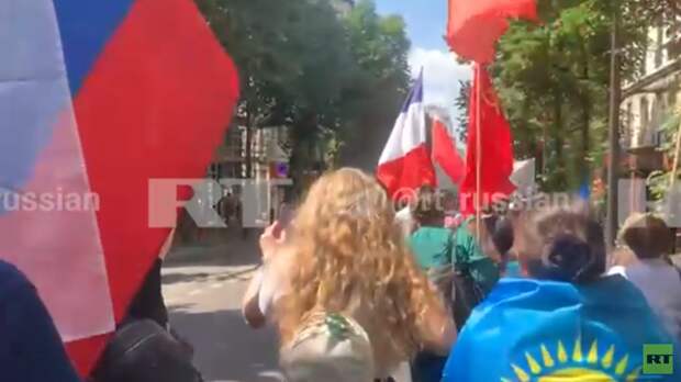 Акция «Бессмертный полк» прошла в Париже