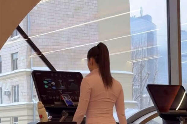 Певица Нюша в велосипедках снялась на тренировке