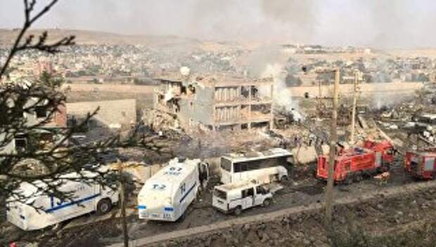 На месте взрыва в городе Джизре на на юго-востоке Турции. 26 августа 206