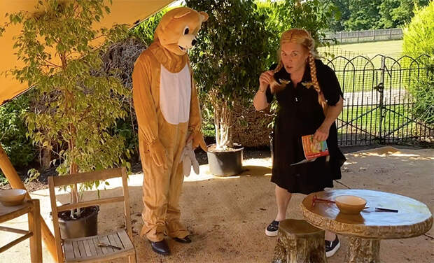 Экс-невестка королевы Елизаветы II Сара Фергюсон взорвала интернет чтением сказки про трех медведей