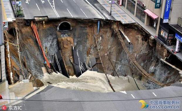 В Японии под землю провалился 30-метровый участок дороги (5)