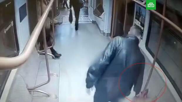 В московском метро мужчина украл забытую женскую сумочку с деньгами: видео