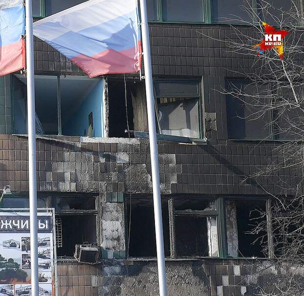 Следы взрыва на фасаде здания.