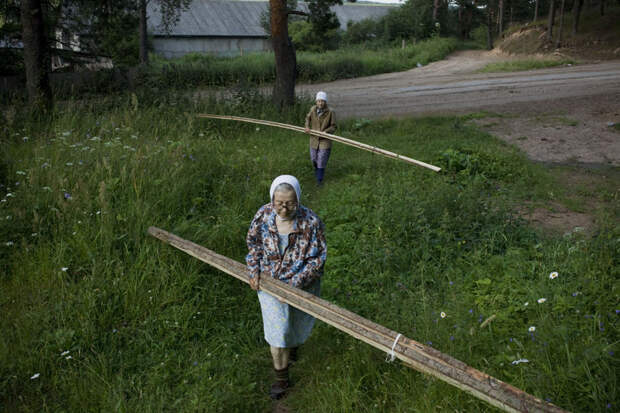 15 уникальных фотографий из жизни российской глубинки aunties12 15 уникальных фотографий из жизни российской глубинки