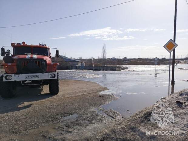 В Челябинской области река вышла из берегов и затопила автомобильную дорогу
