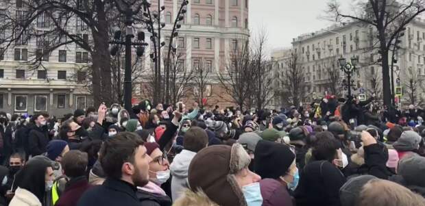 Настоящий отец: сын-студент с митинга идёт работать на завод