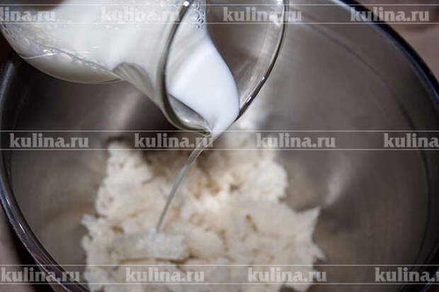 Мякиш белого хлеба залить небольшим количеством молока. Через некоторое время лишнюю жидкость слить.