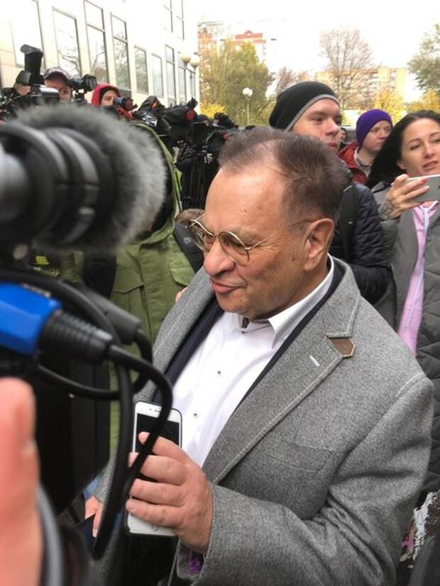 «Собрался с силами, чтоб остаться в живых»: Михаил Ефремов отмечает день рождения за решеткой
