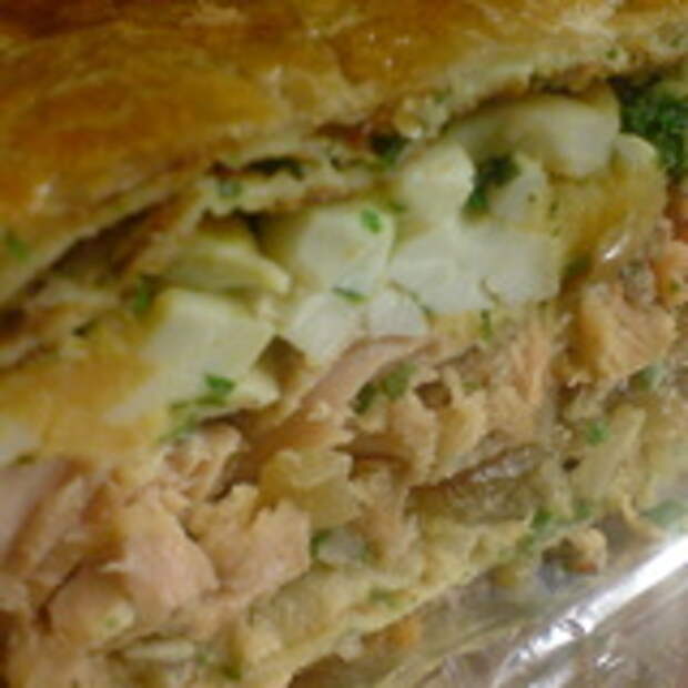 Новгородская рыбная кулебяка с лососем, рисом и яйцом