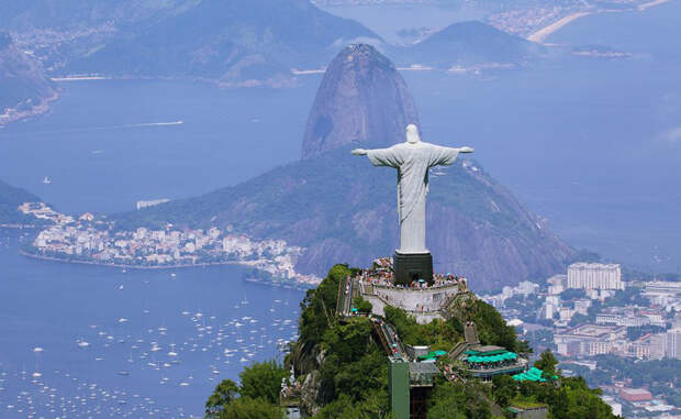 Гора Корковадо Рио-де-Жанейро, Бразилия Эта гора расположена позади знаменитой статуи Христа Искупителя. Забравшись на пик, храбрый путешественник получит в награду незабываемый панорамный вид всего Рио-де-Жанейро и самой статуи.