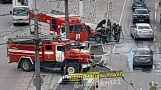 Машина загорелась на проспекте Строителей в Барнауле