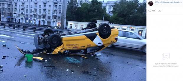 На Ленинградке перевернулось такси