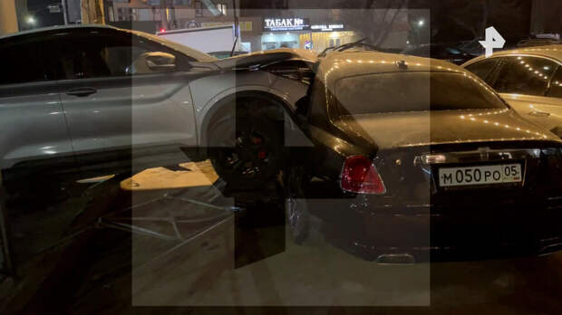 Кроссовер протаранил припаркованный Rolls-Royce в Махачкале