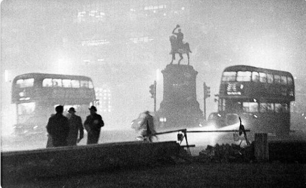 19. Во время Великого лондонского смога 1952 года незрячие люди помогали зрячим добраться до дома 19. Во время Великого лондонского смога 1952 года незрячие люди помогали зрячим добраться до дома