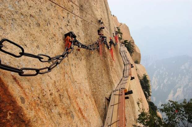 Экстремальный аттракцион на горе Хуашань сделанный из узких досок, висящих над бездонной пропастью, без перил и ограждений.