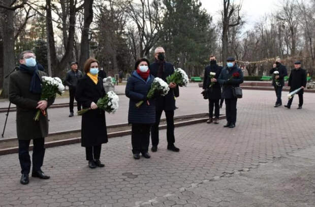 Санду, Гросу и Гаврилица возложили цветы к бюсту Михая Эминеску