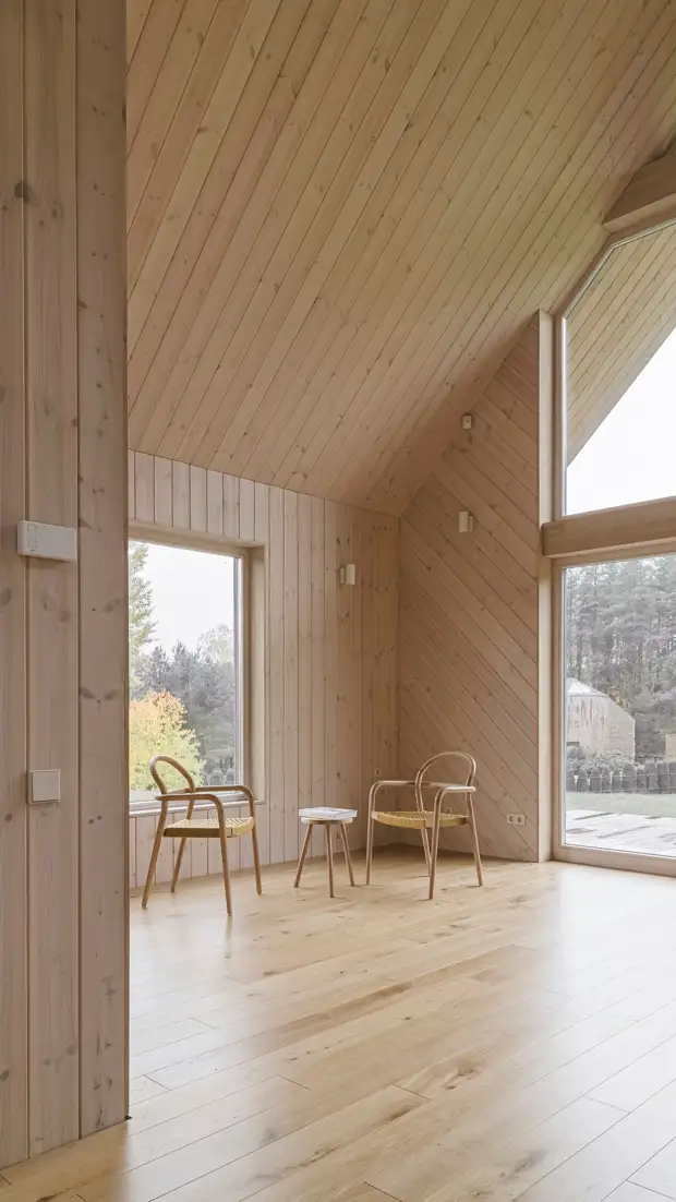 Загородный деревянный дом с террасами в Литве