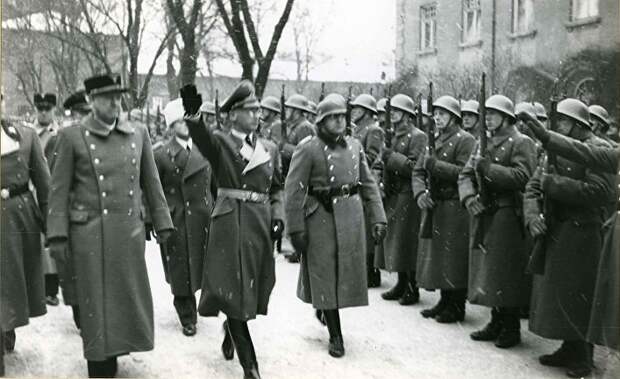 Видкун Квислинг (слева) и рейхскомиссар Йозеф Тербовен инспектируют строй полицейских офицеров в 1942 году