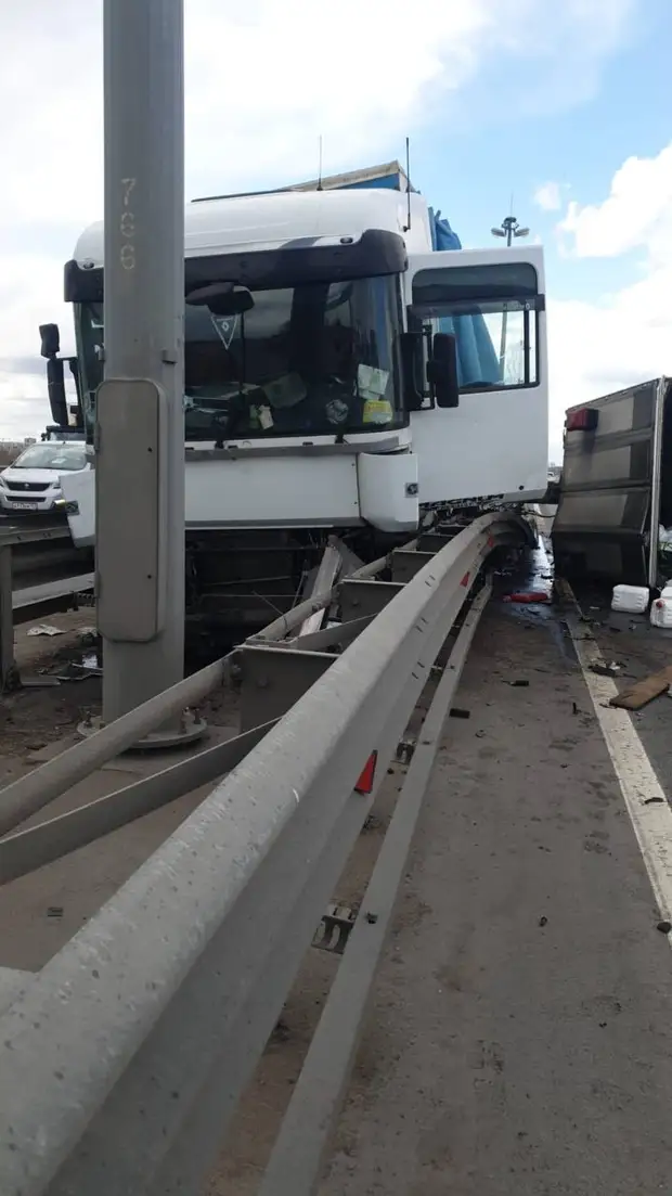 КАД в краске. Грузовик запрыгнул на отбойник и опрокинулся на встречку