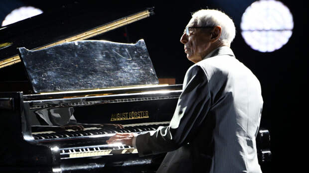 Зацепин и Пахмутова сыграли на рояле в Большом театре