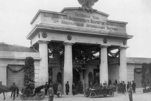 Автосалон в Санкт-Петербурге 1913 года автовыставка, автосалон, ретро фото