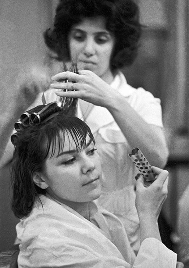 Химическая красота Чулки в волосах и вшивый домик: как выглядели женщины в СССР и почему их прически вернулись в моду