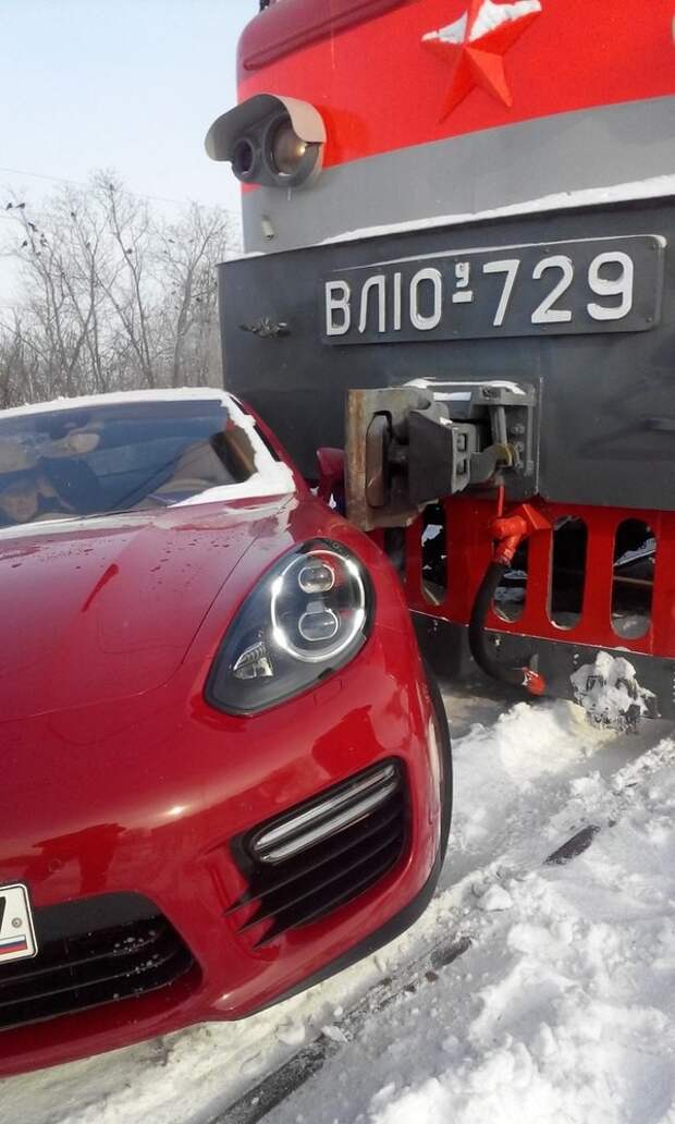 В Тольятти поезд протаранил элитный Porsche Panamera porsche, авария, дтп, поезд, тольятти