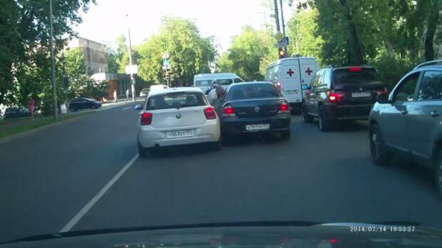 Видео расправы водителя BMW с пожилым автомобилистом взорвало Интернет