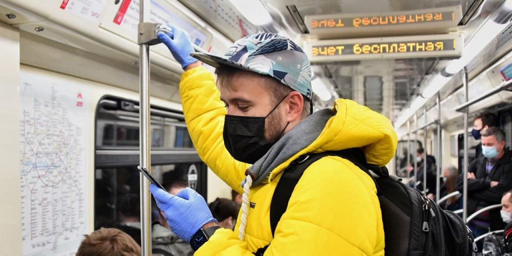 Более 1,5 тыс контролеров следят за масочным режимом в транспорте в нерабочие дни