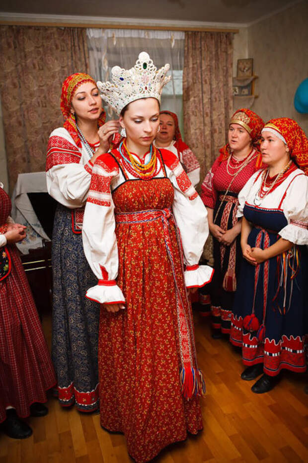 В России много различных этнических групп, и многие из них имеют свои собственные отдельные свадебные традиции. В России много различных этнических групп, и многие из них имеют свои собственные отдельные свадебные традиции.