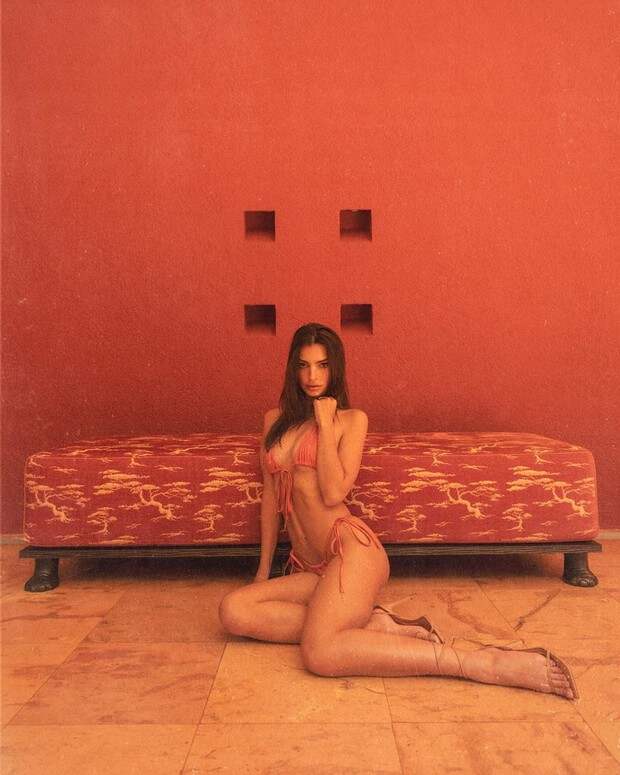 Фото №1 - Солнце пустыни: Эмили Ратаковски в оранжевом бикини на завязках