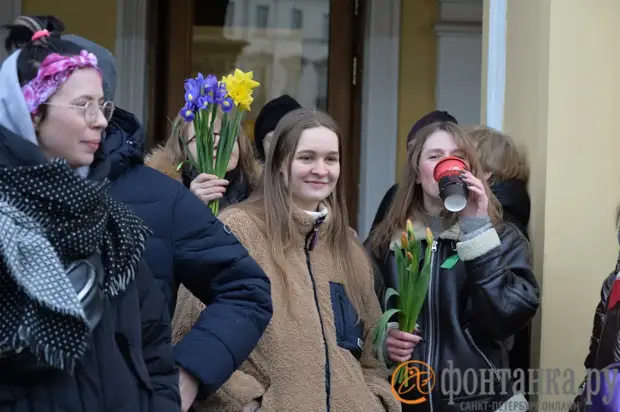Полицейские проредили женскую колонну, устроившую мирный променад вдоль Гостиного двора