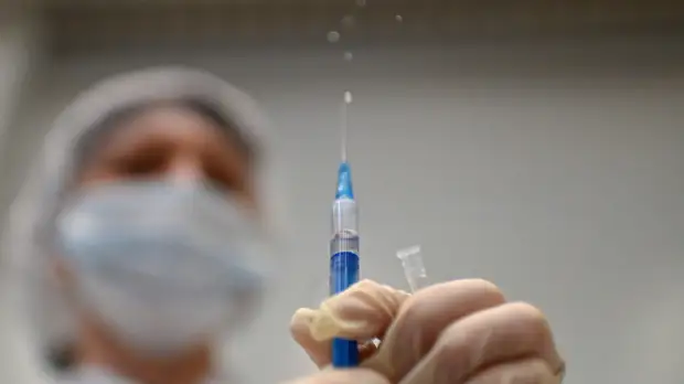 Профессор Шестакова объяснила важность вакцинации на фоне появления новых штаммов COVID-19