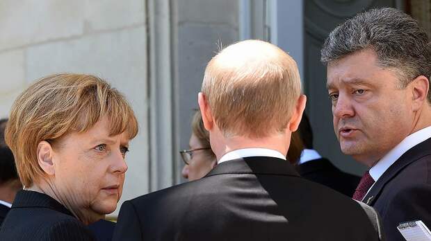 Начав разговаривать втроем, Владимир Путин, Петр Порошенко и Ангела Меркель взяли с собой Франсуа Олланда и уединились на четверть часа