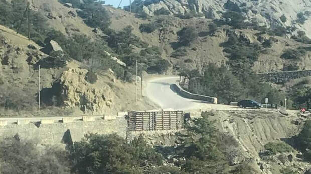 Прокуратура контролирует ход работ на трассе «Судак — Новый Свет» после обрушения подпорной стены