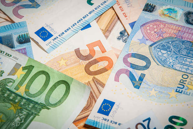 В ЕС хотят запретить платежи наличными на сумму более €10 000