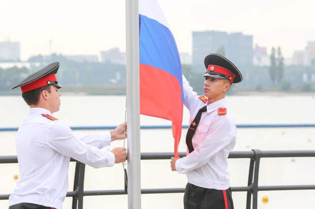 Мэр Сергей Петрин принял участие в торжественном развертывании стометрового триколора на дамбе Чернавского моста Мэр Сергей Петрин принял участие в торжественном развертывании стометрового триколора на дамбе Чернавского моста