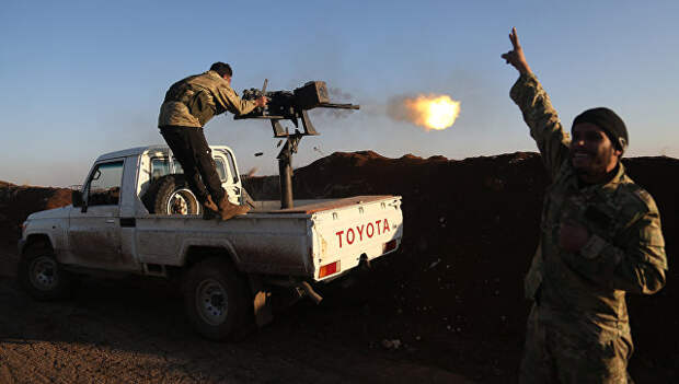 Турецкие военные из Свободной сирийской армии стреляют в позиции курдов в районе Африн. 20 января 2018