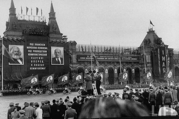 Как проходили майские праздники в Москве в 1958 году (24 фото)