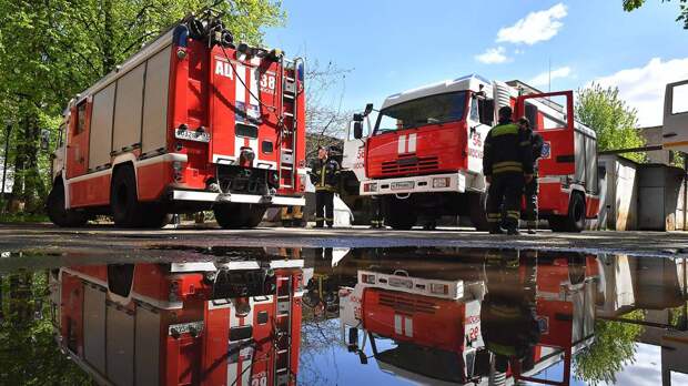 Автомобиль загорелся около дома в центре Москвы