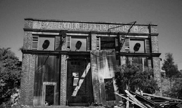 Австралийская пара за 5 лет превратила заброшенную полуразрушенную подстанцию в первоклассный особняк (фото)