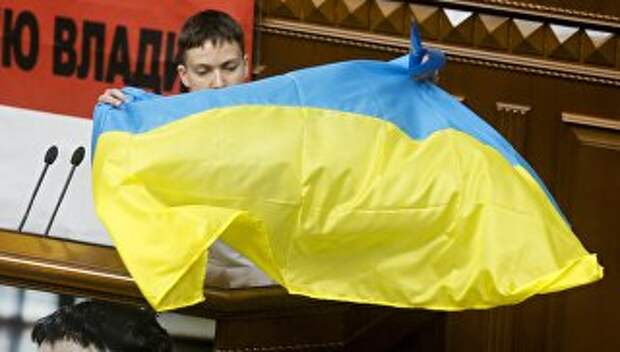 Надежда Савченко с флагом Украины. Архивное фото Надежда Савченко с флагом Украины. Архивное фото