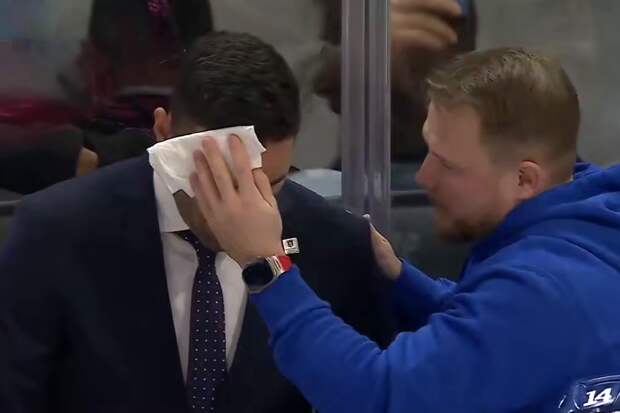 Тренеру молодежной сборной Словакии Фрюхауфу шайба попала в голову во время игры