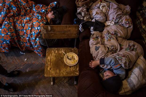 В бедном районе Гюмри, Армения, Люсин спит со своими пятью детьми в одной комнате. В советское время в этих огромным домах на окраине города располагалось 60 семей в мире, дети, жизнь