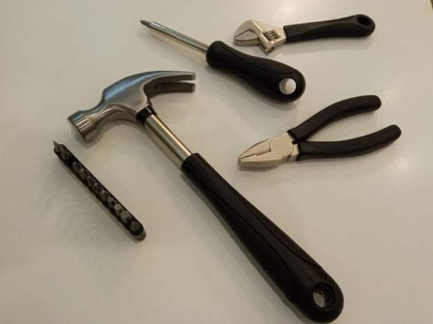 В подъезде дома на улице Демьяна Бедного восстановили освещение