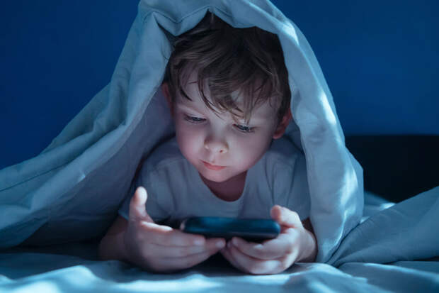 Врач Баяндина: опасен не синий свет, сколько расстояние от телефона до глаз