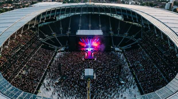 «Седую ночь» исполнил на 70-тысячном стадионе: Канье Уэст удивил поклонников кавером на хит Шатунова