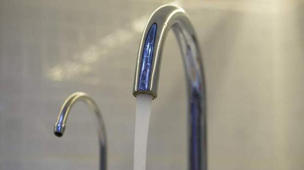 Юрист назвал незаконным отключение воды во всем доме из-за долгов соседей